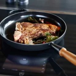 Støpejernspanne med Trehåndtak 28cm Matte Black<LE CREUSET Discount