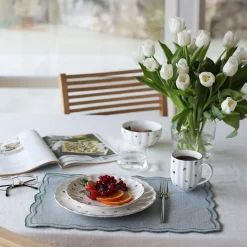 Lilly Asjett m/Blomster og Gullkant 21cm Hvit<NOVA Best