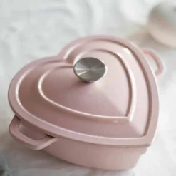Love Collection Støpejernsgryte Hjerte Rosa 2,8L 23cm<SEASONS New