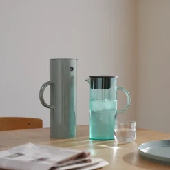 EM77 Kanne m/lokk 1,5L Dusty Green<STELTON Hot