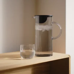 EM77 Vannkanne m/lokk 1,5L Smoke<STELTON Online